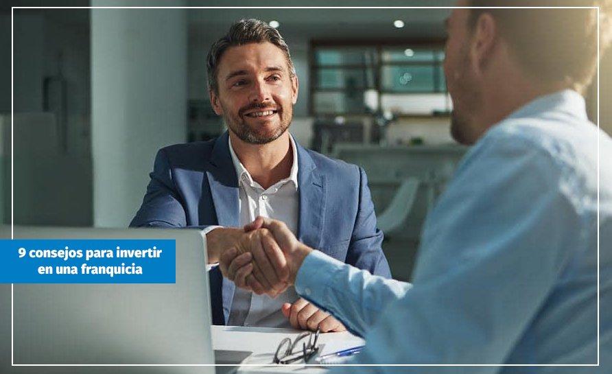 Dos hombres estrechando la mano